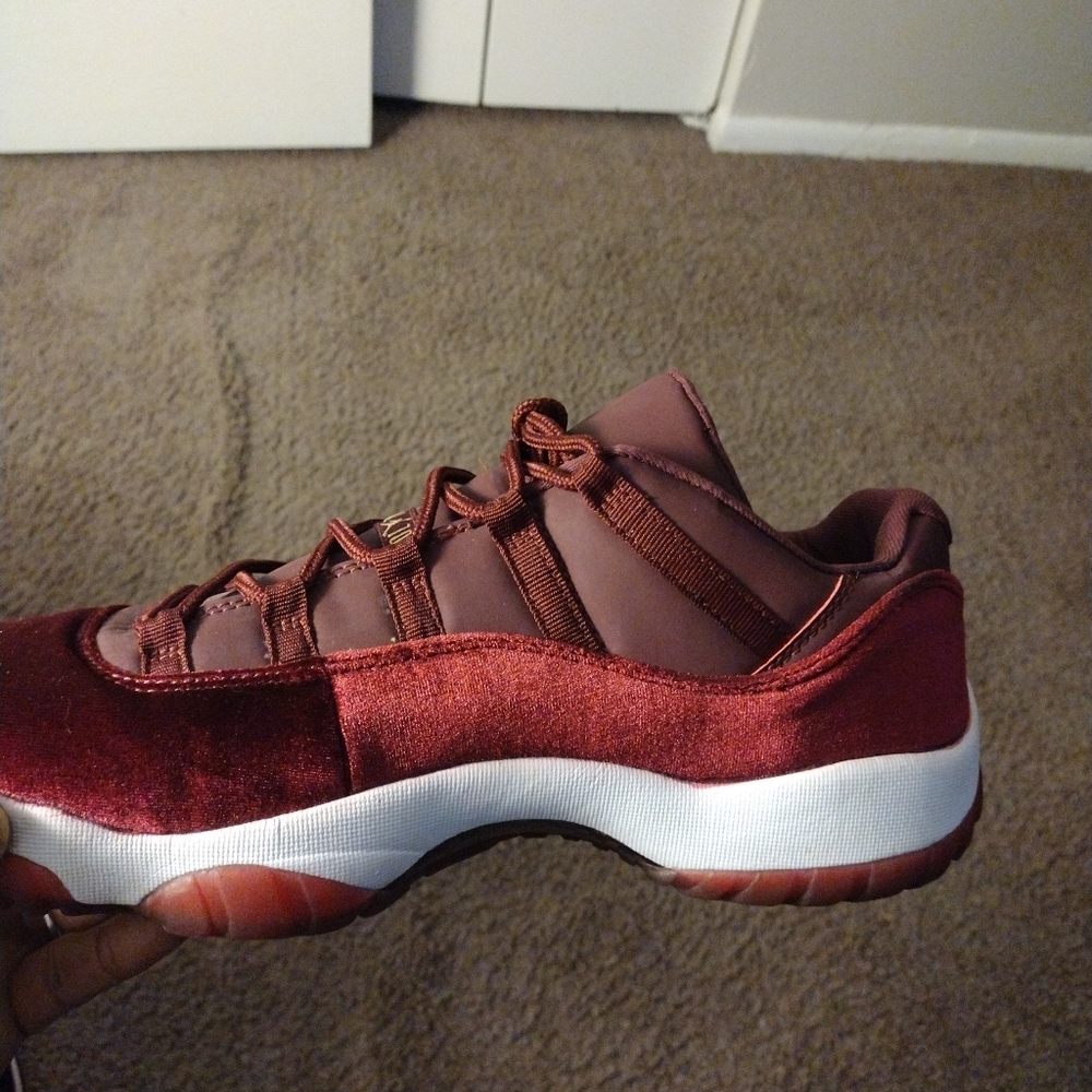 Basketball shoes